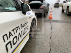 Не дотримався дистанції: навпроти зупинки швидкісного трамваю не розминулися  дві автівки0