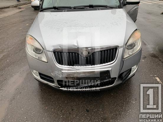 Не розминулися: біля зупинки «Перший Міський» зіткнулися Skoda і Renault1