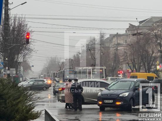 Не стала гальмувати перед світлофором: у Кривому Розі на проспекті Металургів Lexus влетів у Ford3