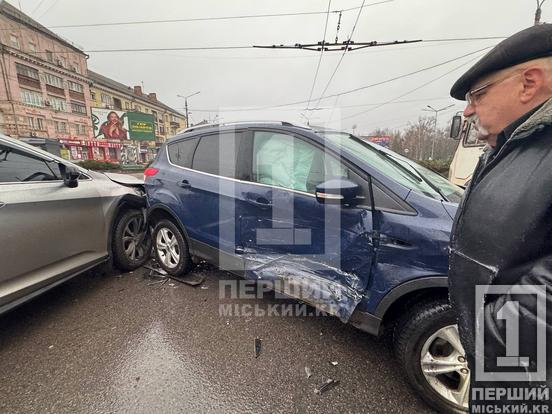 Не стала гальмувати перед світлофором: у Кривому Розі на проспекті Металургів Lexus влетів у Ford2