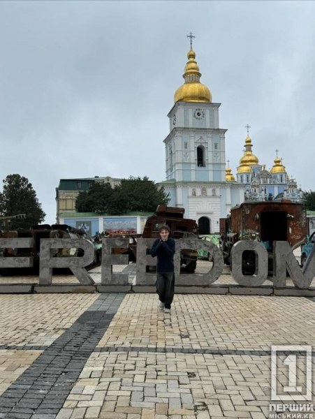Не злякалися сирен та вибухів аби побачити правду на власні очі: хто зі світових зірок приїжджав до України з підтримкою у 2025-му3