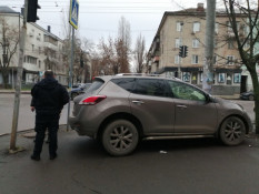 Nissan врізався у стовп на 97-му кварталі: постраждала водійка2