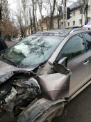 Nissan врізався у стовп на 97-му кварталі: постраждала водійка1