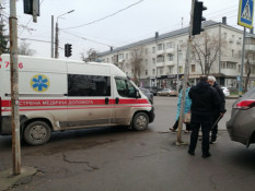 Nissan врізався у стовп на 97-му кварталі: постраждала водійка3