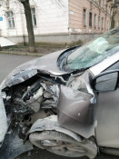 Nissan врізався у стовп на 97-му кварталі: постраждала водійка0