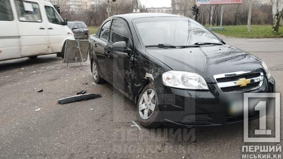 Пасажирка потребувала втручання медиків: біля «Фоззі» на Вечірньому ДТП з двома Chevrolet та Fiat2