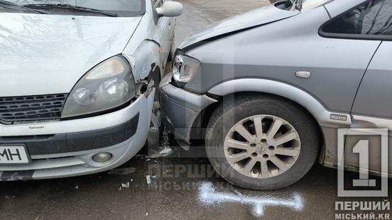 Пасажирка у лікарні зі струсом мозку: У Кривому Розі бус підрізав Opel3