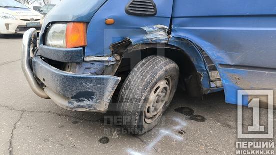 Пасажирка у лікарні зі струсом мозку: У Кривому Розі бус підрізав Opel2