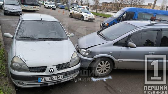 Пасажирка у лікарні зі струсом мозку: У Кривому Розі бус підрізав Opel4
