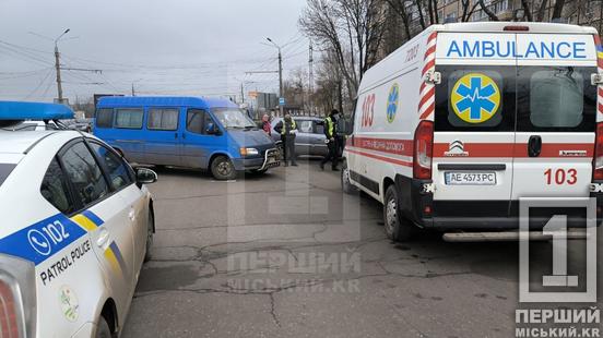 Пасажирка у лікарні зі струсом мозку: У Кривому Розі бус підрізав Opel5