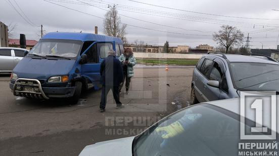 Пасажирка у лікарні зі струсом мозку: У Кривому Розі бус підрізав Opel1