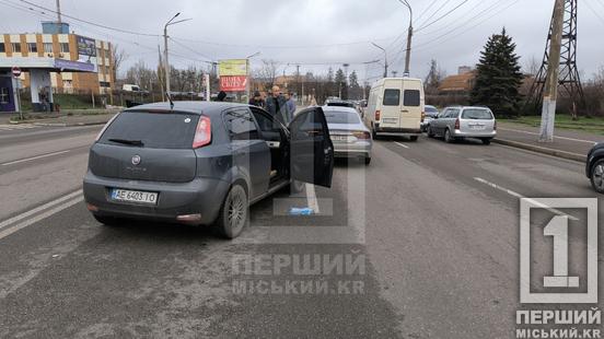 Перетнув дві суцільні та поводився дивно: Кривому Розі на вулиці Вільної Ічкерії сталася потрійна ДТП4