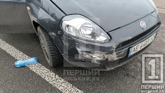 Перетнув дві суцільні та поводився дивно: Кривому Розі на вулиці Вільної Ічкерії сталася потрійна ДТП2