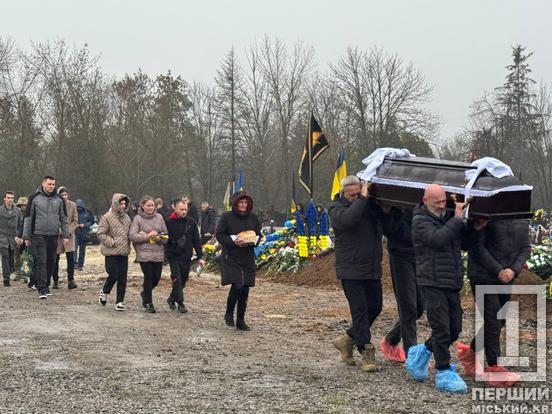 «Побільше таких – давно б війна закінчилася»: Кривий Ріг провів у останню путь молодшого лейтенанта Максима Бондаренка2