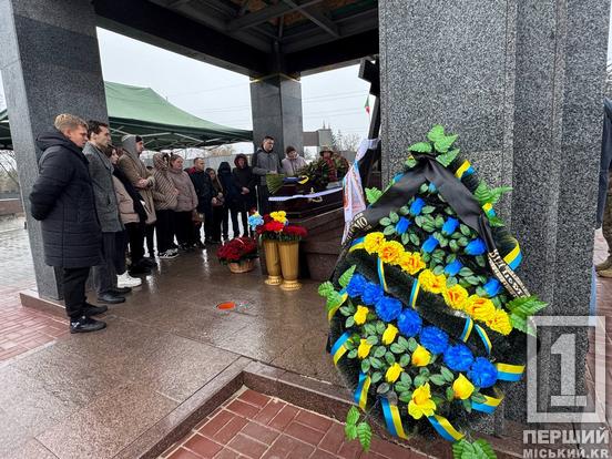 «Побільше таких – давно б війна закінчилася»: Кривий Ріг провів у останню путь молодшого лейтенанта Максима Бондаренка5