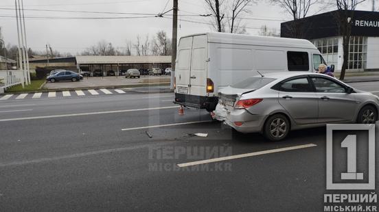 Пошкодження від удару у обох: на проспекті Миру бус «загальмував» у багажник Hyundai2