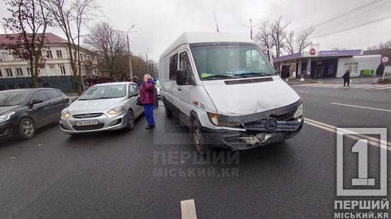 Пошкодження від удару у обох: на проспекті Миру бус «загальмував» у багажник Hyundai3