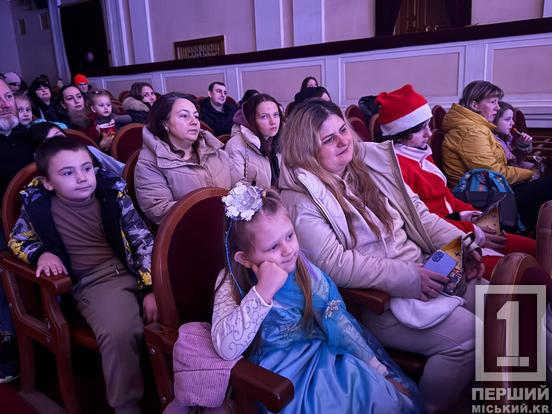 Повітря сповнене тепла, радості й дитячих усмішок: юні криворіжці поринули у Країну Чудес у театрі Шевченка1