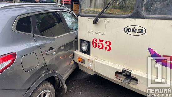 Про пріоритети не згадала: на Університетському проспекті Nissan і тролейбус подряпали боки1