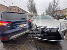 Ранкова аварія в центрі міста: на перехресті зіткнулися Lexus і Ford3