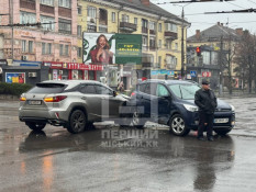 Ранкова аварія в центрі міста: на перехресті зіткнулися Lexus і Ford1