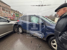 Ранкова аварія в центрі міста: на перехресті зіткнулися Lexus і Ford2