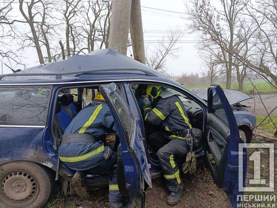 Розтрощило і машину, і електроопору: на Тернах жорстка ДТП з Volkswagen1