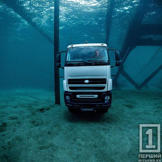 СБУ підриває Кримський міст, паспорт генералу Келлогу, Меланія Трампенко та лимони: найкращі меми 2025 року4