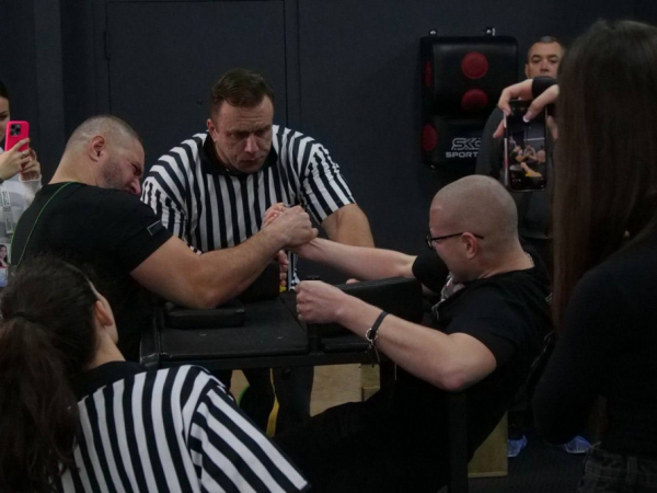 Сила рук і сила духу: у Кривому Розі відзначили День ЗСУ турніром з армрестлінгу3