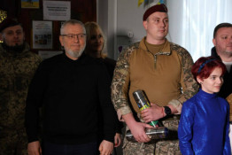 Тепло для Героїв: Кривий Ріг передав Захисникам та Захисницям першу партію з 3500 термосів, розписаних дітьми1