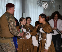 Тепло для Героїв: Кривий Ріг передав Захисникам та Захисницям першу партію з 3500 термосів, розписаних дітьми3