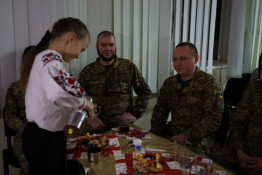 Тепло для Героїв: Кривий Ріг передав Захисникам та Захисницям першу партію з 3500 термосів, розписаних дітьми5