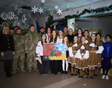 Тепло для Героїв: Кривий Ріг передав Захисникам та Захисницям першу партію з 3500 термосів, розписаних дітьми0