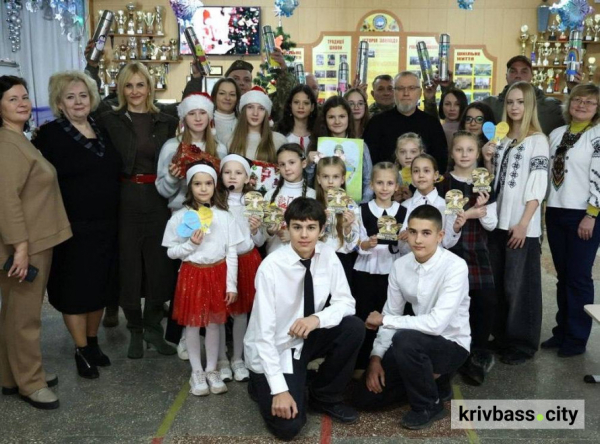 Тепло для Героїв: криворізькі школярі передали військовим розписані термоси6