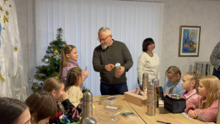 «Тепло для героїв». У Кривому Розі за підтримки Ради оборони міста стартувала акція підтримки Захисників та Захисниць. Для військових буде відправлено 3500 термосів, розписаних криворізькими дітьми – кожен малюнок унікальний4