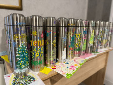 «Тепло для героїв». У Кривому Розі за підтримки Ради оборони міста стартувала акція підтримки Захисників та Захисниць. Для військових буде відправлено 3500 термосів, розписаних криворізькими дітьми – кожен малюнок унікальний0