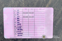 У Кривому Розі чоловік з фальшивим водійським посвідченням  їздив за кермом1