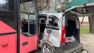 У Кривому Розі легковик врізався в дерево: водія вирізали з понівеченого авто0