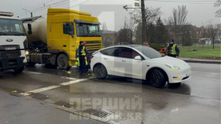 У Кривому Розі на вул. Кобилянського вантажівка в’їхала в Tesla: одна пасажирка госпіталізована0