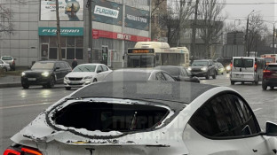 У Кривому Розі на вул. Кобилянського вантажівка в’їхала в Tesla: одна пасажирка госпіталізована2