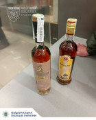 У магазині міста жінка намагалася винести “колекційний” коньяк без оплати1