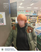 У магазині міста жінка намагалася винести “колекційний” коньяк без оплати0