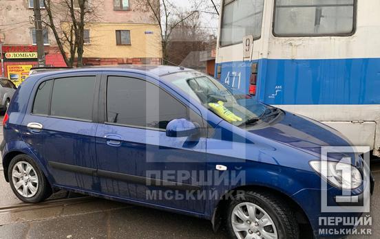 В цей момент виходили пасажири: на Соборності Hyundai зачепив трамвай