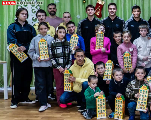 Футболісти ФК Кривбас привітали з Новорічними святами особливих дітей в Кривому Розі