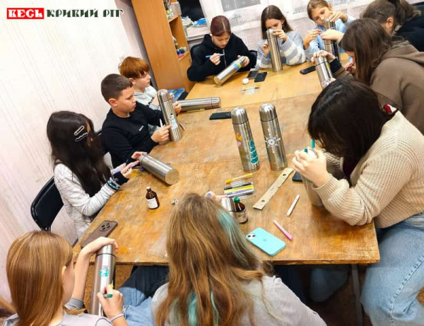 Учні художньої школи №2 розписують в Кривому Розі термоси для бійців ЗСУ