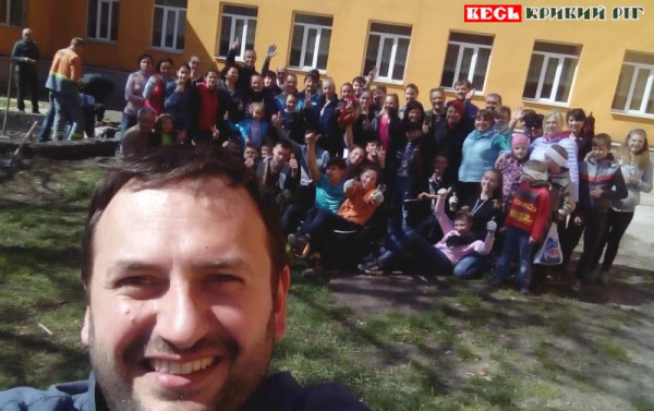 Сергій Плотников з учнями Криворізького ліцею №115