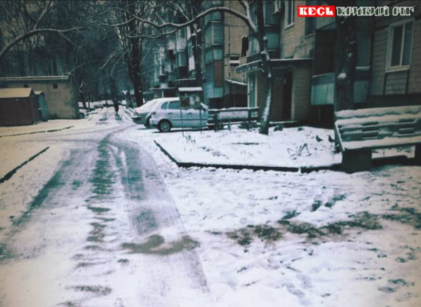 Доріжки посипали сумішшю після снігопаду в Тернах в Кривому Розі