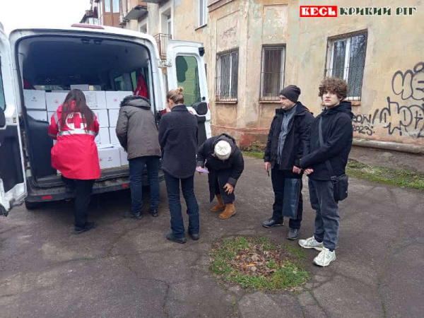 Червоний Хрест видав проднабори постраждалим від шахедного удару в Кривому Розі