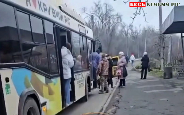Робітники ТЦК перевіряють рейсовий автобус на Інгульці в Кривому Розі