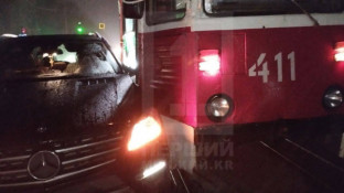 В Металургійному районі Кривого Рогу зіткнулися трамвай та Mercedes0